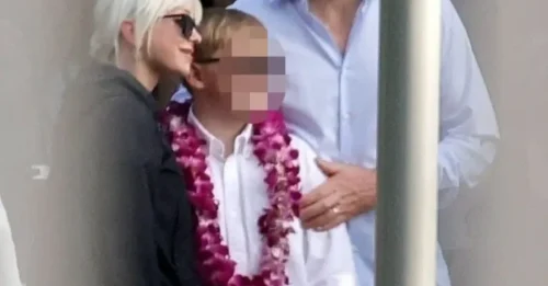 Los ex Chris Pratt y Anna Faris se abrazan mientras son fotografiados juntos por primera vez en 7 años en la graduación de su hijo.
