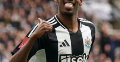 To get Isak, Liverpool is willing to sacrifice 4 big names – A shocking transfer deal!
