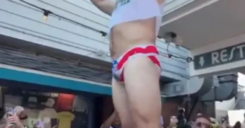 Jason Kelce se quita la ropa y luce un diminuto traje de baño para un evento benéfico