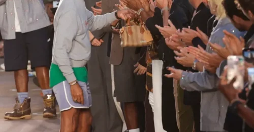 Pharrell le regala a Beyoncé un bolso recién salido de la pasarela en el desfile de Louis Vuitton