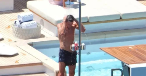 Tom Brady, sin camiseta, se enjuaga en la ducha al aire libre mientras navega en Ibiza el 4 de julio.