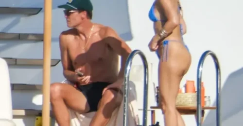 Tom Brady festeja con Dakota Johnson y Kate Hudson en bikini en un yate en Ibiza