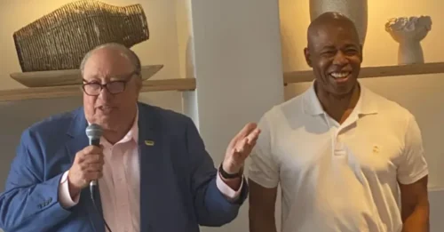Eric Adams y Andrew Cuomo se encuentran en Hamptons durante el fin de semana del 4 de julio en el mismo punto de encuentro mientras el alcalde recauda fondos y Cuomo 