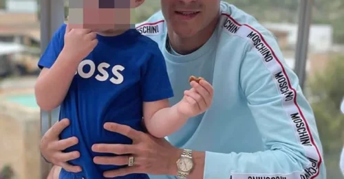 Un padre de dos hijos, de 26 años, fue apuñalado hasta la muerte por un 'destripador de Rolex enmascarado' durante un robo mientras caminaba de regreso a su auto con su novia afuera del lujoso restaurante de Knightsbridge.