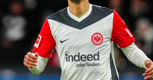 Shock: Liverpool officially signs striker from Eintracht Frankfurt for £79 million – A blockbuster transfer that shocks the football world!