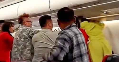 Momento en el que se desata una pelea a puñetazos en el aire entre pasajeros después de que un 