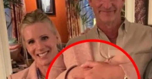 La ejecutiva de recursos humanos de Astronome, Kristin Cabot, fue vista por primera vez sin su anillo de bodas al renunciar por el escándalo de la cámara de besos de Coldplay.