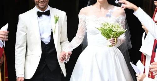 ¡Jack P. Shepherd se casó! La estrella de Coronation Street se besa apasionadamente con su despampanante esposa, Hanni Treweek, frente a la Catedral de Manchester, rodeado de sus amigos, estrellas de telenovelas.