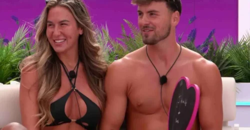 The Truth Behind the Smiles: Love Island Star’s Fake Affair Exposed by Sharp-Eyed Fans