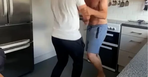 Momento en el que un padre extasiado le dice a su hijo que ganó un millón de libras en la lotería después de una batalla de dos años contra el cáncer, mientras revela sus conmovedores planes para el dinero.