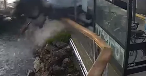 Aterrador momento en el que un anciano borracho se aleja del muelle y se lanza al mar, lo que desata un frenético rescate antes de que el coche sea tragado por las olas.