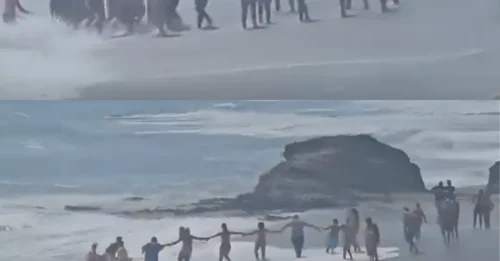 El aterrador momento en que una cadena humana salva a un niño de seis años de ser arrastrado a la muerte por las corrientes en una playa española con bandera roja. Un valiente turista arriesgó su propia vida intentando salvar al joven aterrorizado.
