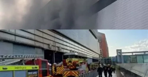 El centro comercial Westfield fue evacuado tras un enorme incendio que envolvió el edificio y se envió una advertencia urgente al público.