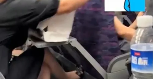 Mira el momento en que una mujer furiosa empuja repetidamente el asiento después de que un pasajero lo reclinara en un colapso del viaje.