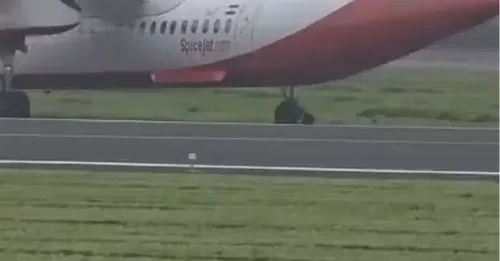 Momento impactante en el que un avión se ve obligado a realizar un aterrizaje de emergencia al desprenderse una rueda