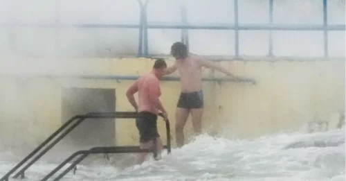 Tormenta Amy: Fotos preocupantes muestran a bañistas en peligrosas olas altas a pesar de la advertencia meteorológica