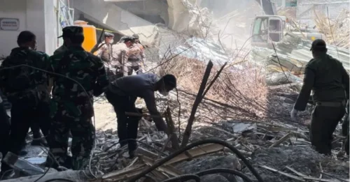 Al menos 14 muertos tras derrumbe de escuela en Indonesia y casi 50 estudiantes siguen desaparecidos