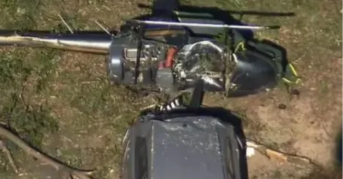 Video de terror muestra el momento en que un helicóptero cae del cielo y se estrella sobre un auto en Australia.