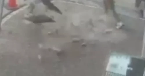 Momento conmovedor: una mujer esquiva un balcón que se cae por solo PULGADAS mientras huye del concreto que cae, pero salva su compra.