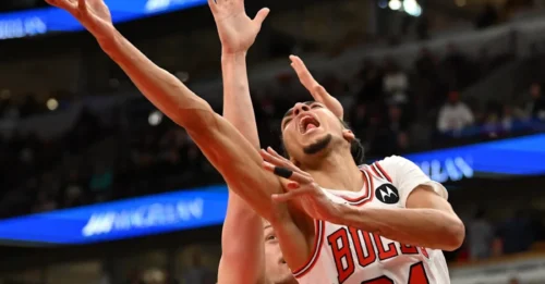 Plan Derailed: Noa Essengue’s “stunning” performance “blew away” the Bulls’ initial strategies, forcing them to “hand over” a key position to a “ROOKIE.”
