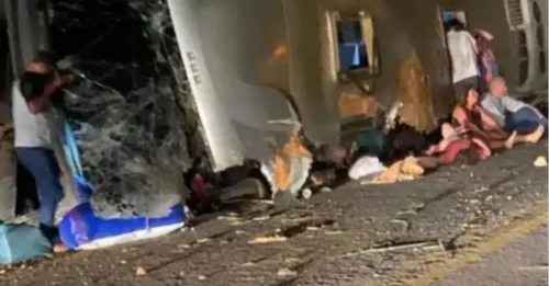 Al menos 15 muertos en accidente de autobús turístico después de que el conductor 