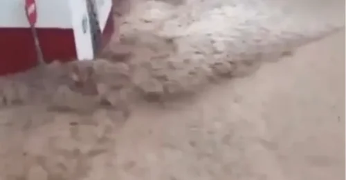 Un impactante video muestra una inundación que deja un rastro de destrucción mientras Granada, un destino turístico británico de moda, es azotado por una repentina tormenta.
