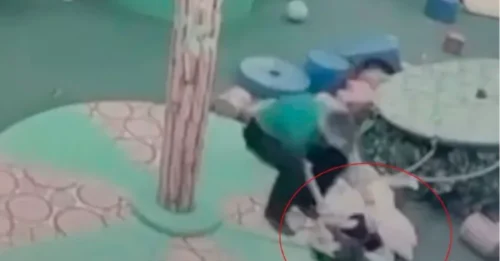 Horror en el patio de recreo cuando el paseo se desmorona y COLAPSA sobre una colegiala de seis años