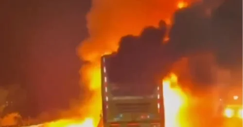 Al menos 25 muertos y decenas de heridos tras incendiarse un autobús en un terrible accidente en India