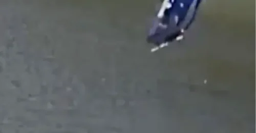 Momento de terror: un helicóptero se precipita desde el cielo y se estrella en un lago frente a pescadores horrorizados.