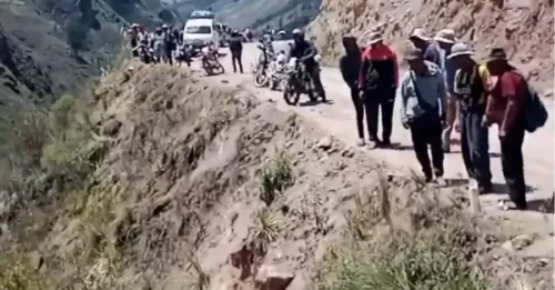 Al menos 16 personas murieron y 32 resultaron heridas después de que un autobús se precipitara 300 metros por un acantilado en Bolivia.