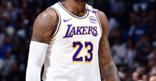 UNREALISTIC PROPOSAL:  Bulls secure BASKETBALL ROYALTY, sending massive trade package for 4-time MVP LeBron James.