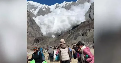 Observa cómo una gigantesca MEGA avalancha desciende estrepitosamente por una de las montañas más altas del mundo, dirigiéndose directamente hacia un concurrido campamento de excursionistas.