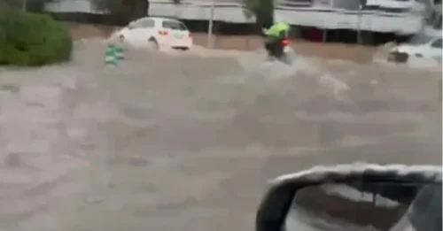España sufre nuevas inundaciones devastadoras: vídeos muestran calles sumergidas y gente buscando refugio mientras la tormenta provoca un caos en los vuelos.