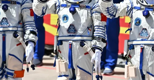 Tres astronautas varados en el espacio después de que un 'objeto desconocido' impactara su cápsula de regreso