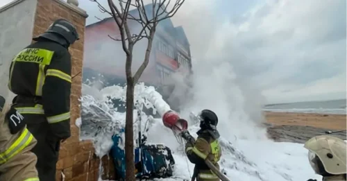 Un helicóptero se estrella contra una casa, provocando una bola de fuego mortal que acaba con la vida de cuatro trabajadores de una fábrica de defensa en Rusia. Un vídeo muestra el incendio del helicóptero.