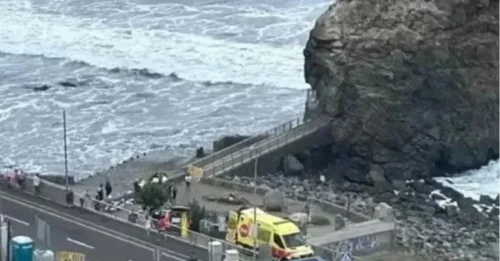 Horror en una popular zona turística británica: un turista muere y nueve resultan heridos tras ser arrastrados mar adentro por una enorme ola.