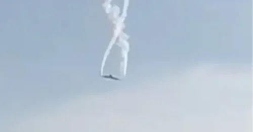 Momento de horror: un avión se precipita a tierra en espiral con humo saliendo a borbotones de un jet militar en Georgia.