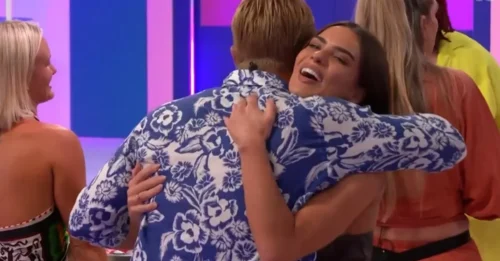 THEY'VE DONE IT! No More Waiting, Holly & Colin Are the Season's First Official Couple After a Kiss That Has Fans LOSING THEIR MINDS!