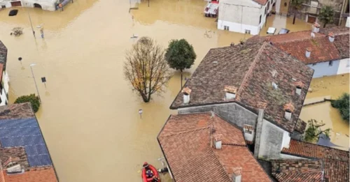 El horror se apodera de los principales destinos turísticos italianos tras un deslizamiento de tierra que arrasa una casa, dejando dos personas desaparecidas y carreteras convertidas en ríos.