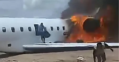 Momento de horror: un jet privado que transportaba a un ministro del gobierno se incendia tras estrellarse al final de la pista; un vídeo captura el error de aterrizaje