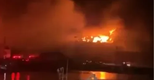 Imágenes estremecedoras muestran un enorme incendio que arrasó una ciudad en Japón, quemando 170 casas y causando al menos una muerte.