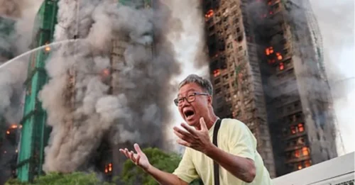 Catorce muertos en un incendio que arrasa bloques de apartamentos en Hong Kong, atrapando a gente en su interior, después de que el fuego se propagara por un andamio de bambú.