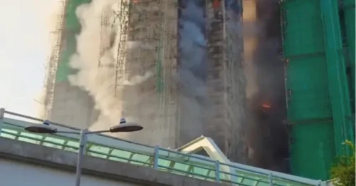 El número de muertos por el incendio en Hong Kong aumenta a 146 y 150 siguen desaparecidos mientras la búsqueda de las torres quemadas podría durar hasta cuatro semanas.