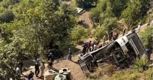 Al menos cinco pasajeros murieron después de que un autobús que transportaba turistas se hundiera en un desfiladero de 70 metros mientras se lanzaban desesperados esfuerzos de rescate.