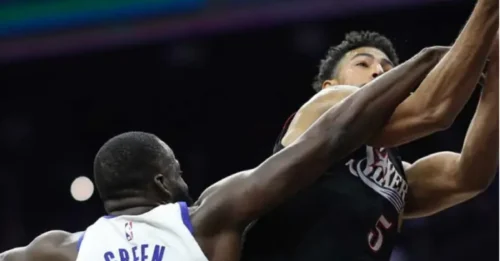DRAMA IN THE BAY! Draymond Green's NIGHT ENDS EARLY with MYSTERIOUS Foot Injury in AGONY Against 76ers – Warriors' Fate HANGS IN THE BALANCE!