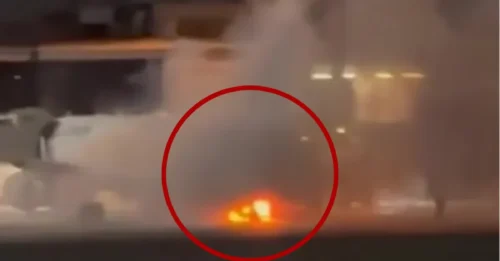 Momento de terror: un avión se incendia segundos antes del despegue mientras los pasajeros, en pánico, gritan tras ver llamas por la ventana.