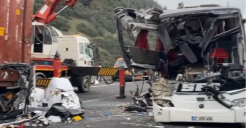 Al menos siete pasajeros murieron y 11 resultaron heridos después de que un autobús chocara contra un camión detenido con una rueda pinchada mientras la policía arrestaba al conductor.