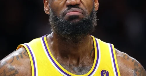 BREAKING IN LOS ANGELES: Lakers' LeBron James gives puzzling 4-word response on future in LA as trade deadline nears