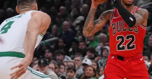 SHATTERED GLASS IN CHICAGO! Bulls’ star guard Anfernee Simons’ wrist is STILL broken—recovery timeline takes a TERRIFYING turn just before playoffs!