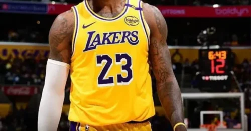 THE KING HAS DONE IT! LeBron MATCHES Robert Parish’s IRONMAN mark! 1,611 games of UNMATCHED LONGEVITY. RESPECT THE GREATNESS!